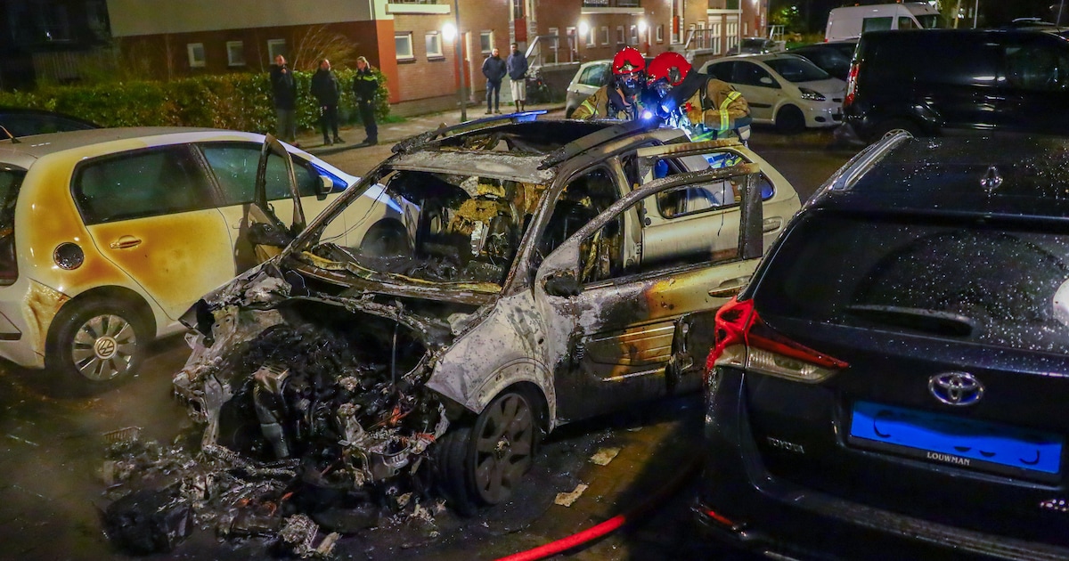 Brandende auto zorgt voor schade op parkeerplaats in Amsterdam-Slotermeer