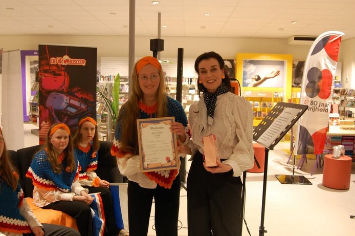 Lummette Hakvoort (links) is de eerste die een diploma ontvangt in de groep Geke’s Tiental Speciaal. Rechts Geke van der Sloot.