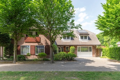 Fundaparel Almere Haven: een opvallende villa tussen de rijtjeshuizen