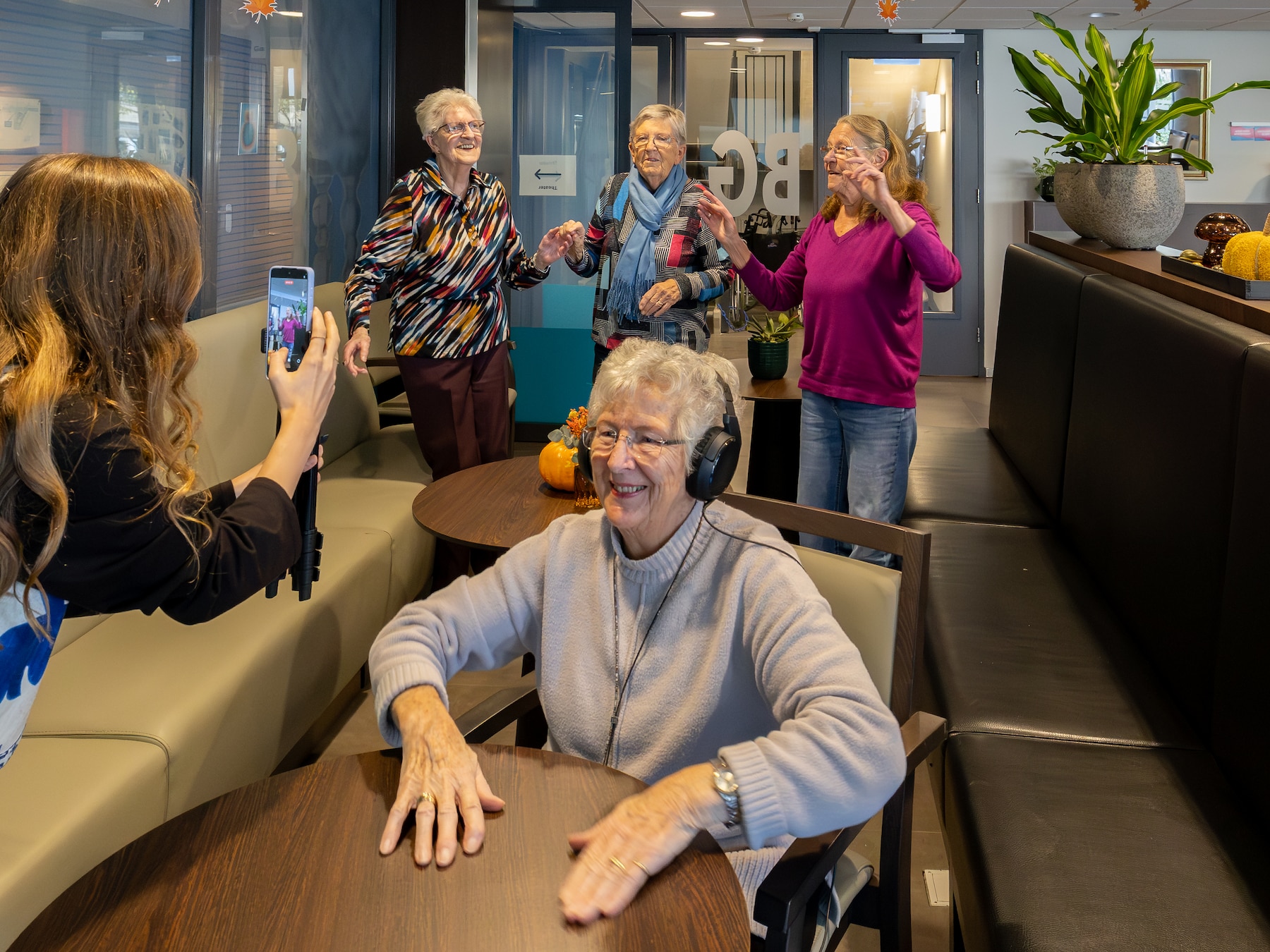 Anny (86) ‘steelt’ verkeersborden en danst op TikTok: ‘Ouderen zijn niet allemaal zeurpieten’