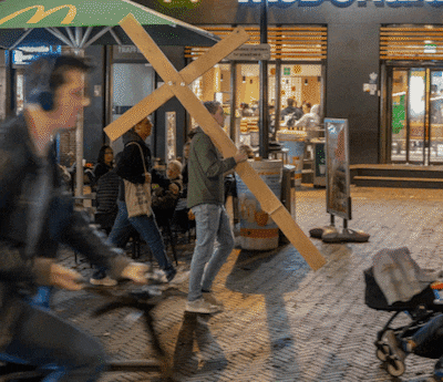 Als Laurens langs terrassen loopt schreeuwt hij ‘Volg Gods woord’, een man met een biertje roept terug