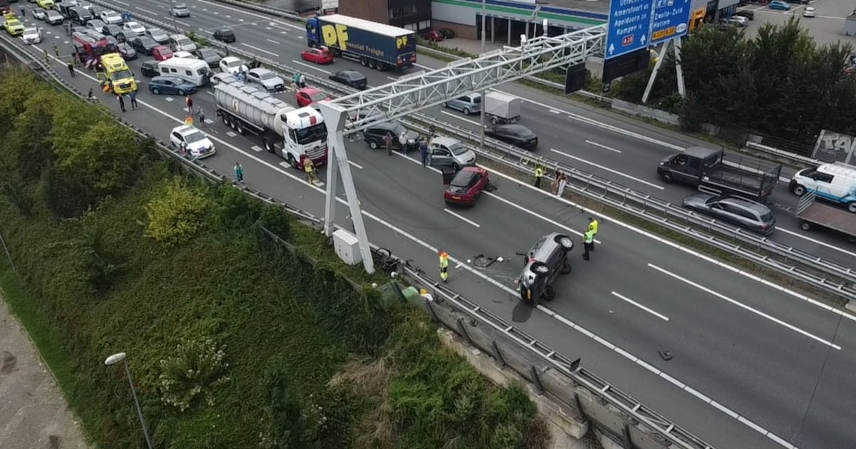 Zwaar ongeluk op A28 bij Zwolle: verkeer staat volledig vast.