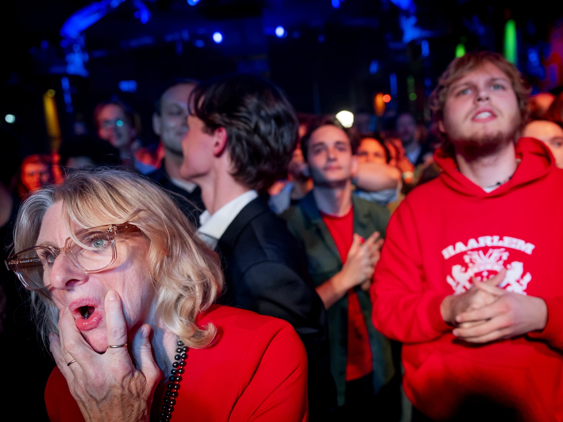 Man slaat hand voor mond bij exitpoll GL-PvdA: Timmermans slaagt weer niet