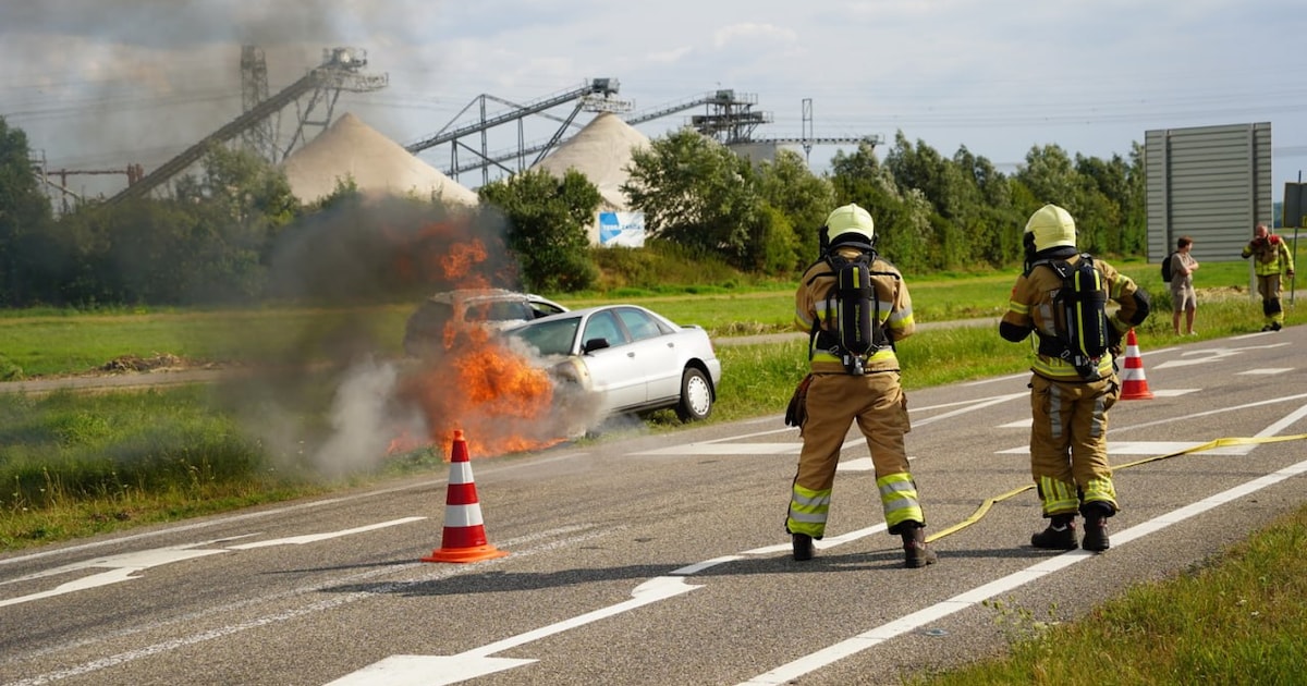 Flinke vlammen langs de weg: auto brandt uit in Hasselt