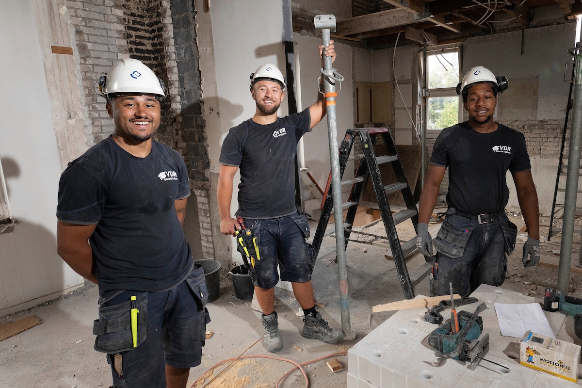 Van links af Dominic Gomez, Bryan Kraag en Helyjah de Sousa. Ze bouwen al lerend hun eigen woning.