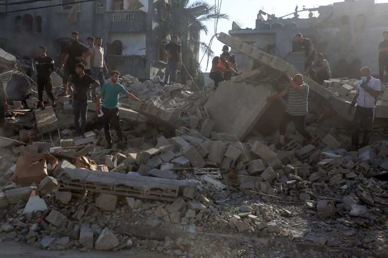 Burgers en hulpverleners zoeken naar slachtoffers die onder het puin liggen in Gaza.