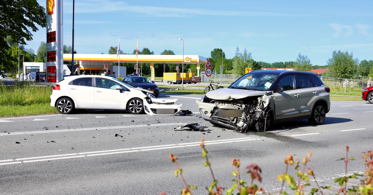 Ravage na botsing tussen auto's op N351 bij Emmeloord