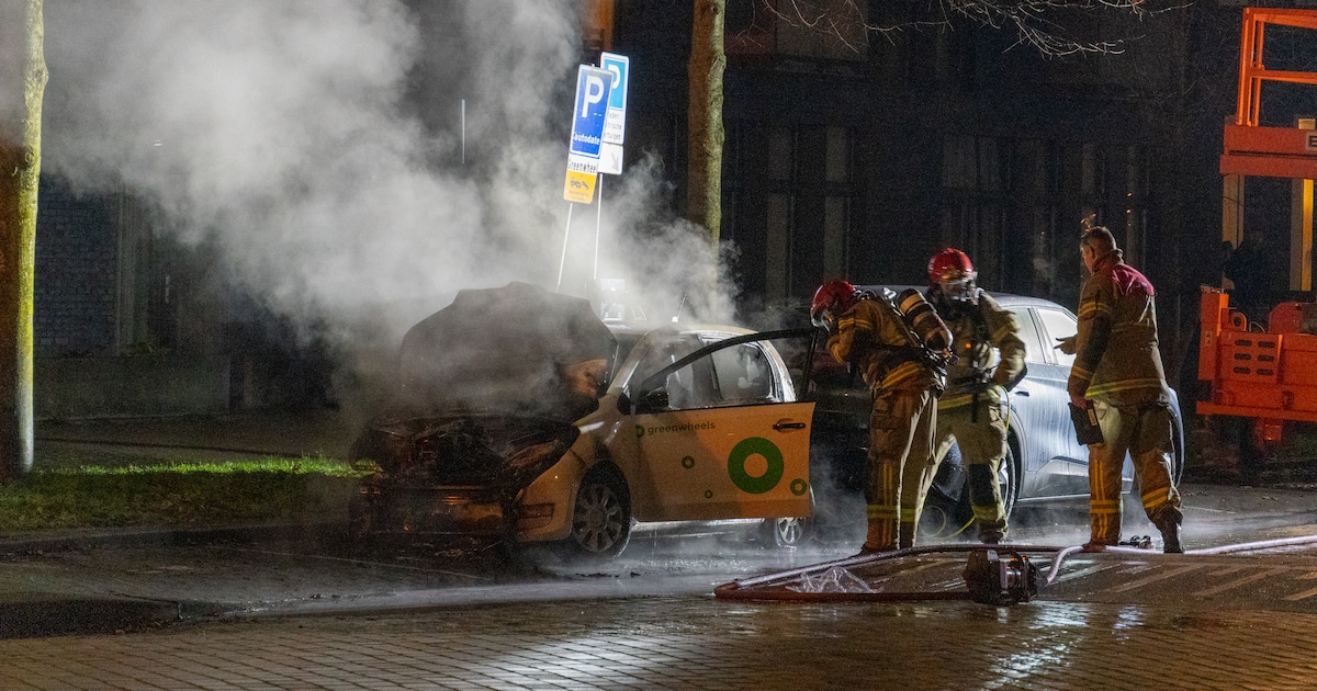 Auto brandt volledig uit op Erich Salomonstraat in Amsterdam
