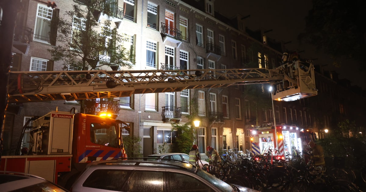 Vijf slachtoffers gered bij uitslaande brand aan de Vrolikstraat in Amsterdam-Oost, drie woningen on