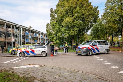 Fietser en auto botsen op kruising in Amersfoort