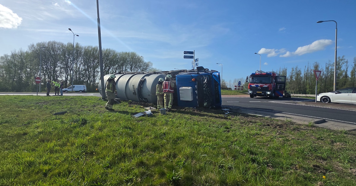 Tankwagen kantelt op rotonde van de N375 in Meppel