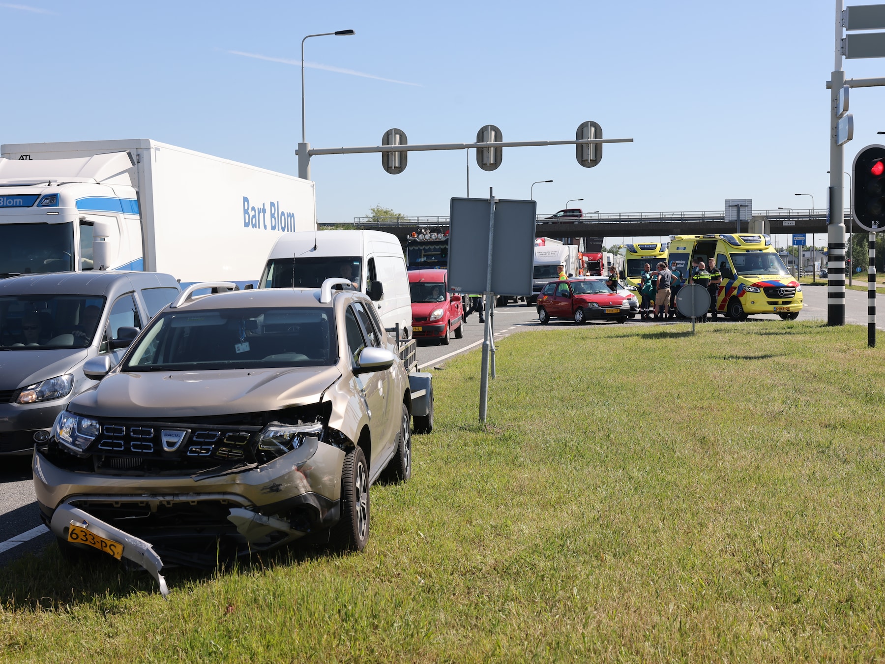Twee auto’s botsen bij afrit N50 Kampen, vrouw met ambulance naar het ziekenhuis
