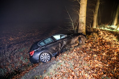 Auto botst tegen boom op de Griendtsveenstraat in Erica