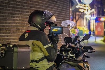 Hardrijders vliegen door Hondsrugtunnel: bekeuringen voor snelheden tot 118 km/u