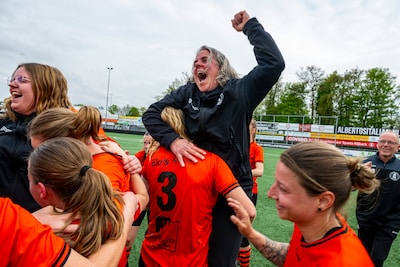 Voetbalsters Sparta Nijkerk als kampioen naar de hoofdklasse: ‘Het resultaat van drie jaar bouwen’