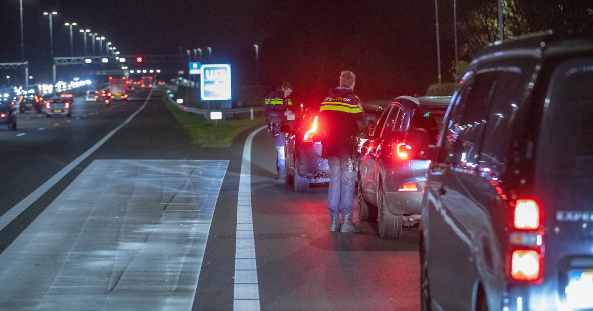 Politie slingert 18 automobilsten op de bon bij Baarn voor negeren rode kruizen op A1