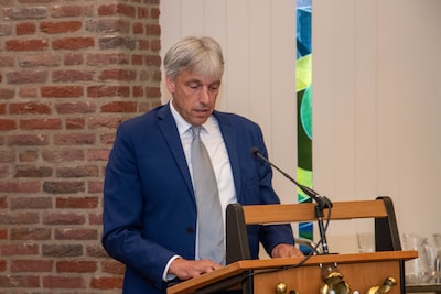 Deze wethouder spaart niemand in afscheidsspeech, burgemeester grijpt in: ‘Dit gaat wel heel ver’