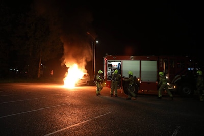 Metershoge vlammen bij brandende bestelbus op carpoolplaats