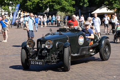 Pronken en ronken op de Brink: ‘Het is geen patser, maar gewoon een mooie auto’