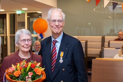 Onvermoeibare Ad Sitsen uit Harderwijk benoemd tot Ridder: van anticonceptiepil tot oorlogsonderzoek