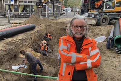 Norbert Eeltink laat doden hun levensverhaal vertellen in lezing over opgravingen