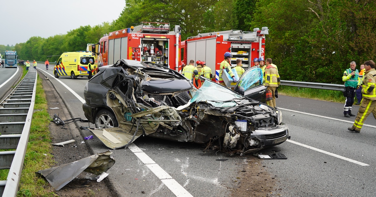 Ernstig ongeluk op A28 bij Wezep: auto botst op vrachtwa­gen, bestuurder gewond