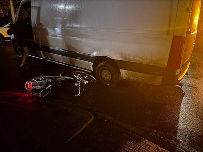 Aanrijding tussen busje en twee fietsers in Zwolle: 73-jarige met hoofdwond naar ziekenhuis