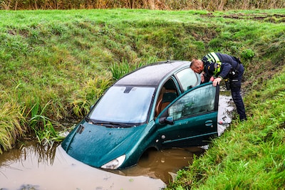 Auto in sloot aangetroffen door voorbijganger in Barger-Compascuum