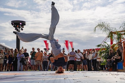 LIVE Lowlands | Gejuich om absurdistische act: lange mannen zetten de boel op stelten