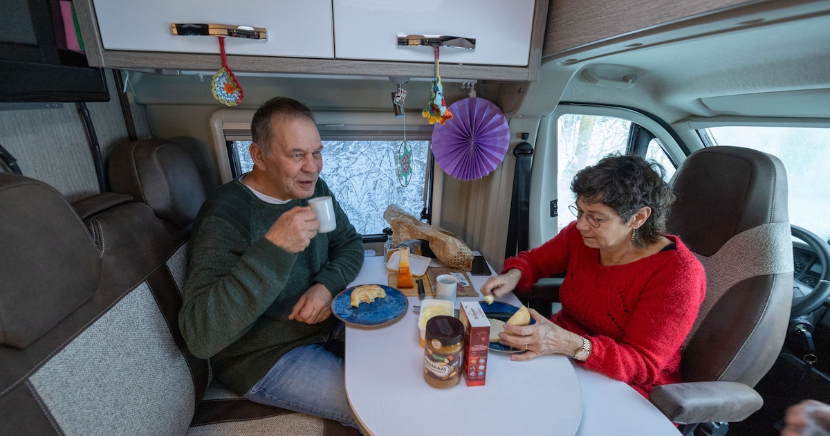 Kamperen met dit weer? Truus (58) en Hilko (61) doen het: ‘Gewoon met ons teiltje naar toiletgebouw’