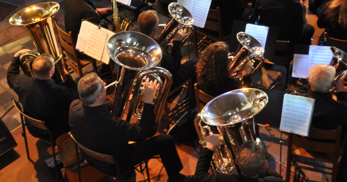 Meezingen met bekende nummers tijdens Top 2000-viering in Brummen