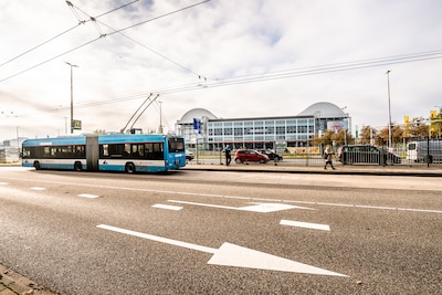 Einde aan oude traditie: op nieuwe Arnhemse trolleybussen komen geen geel-zwarte vlaggetjes meer