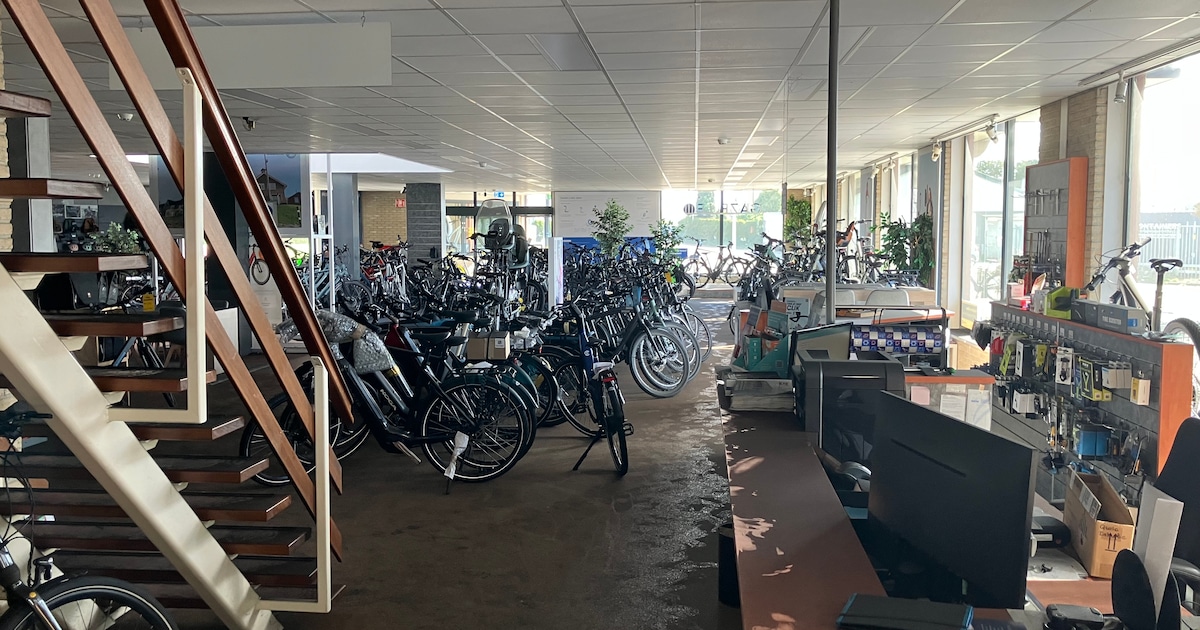 Brand zorgt voor forse schade bij fietsenwinkel op Urk: ‘Dit is enorm’