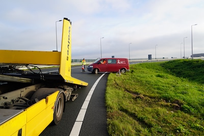 Bestelbus belandt in berm bij oprit A28