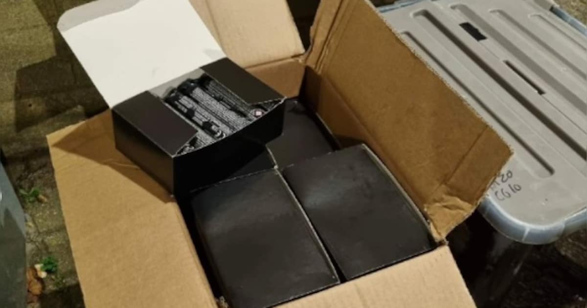 Vuurwerkvondst in Wezep: politie sjouwt dozen vol illegale knallers uit woning