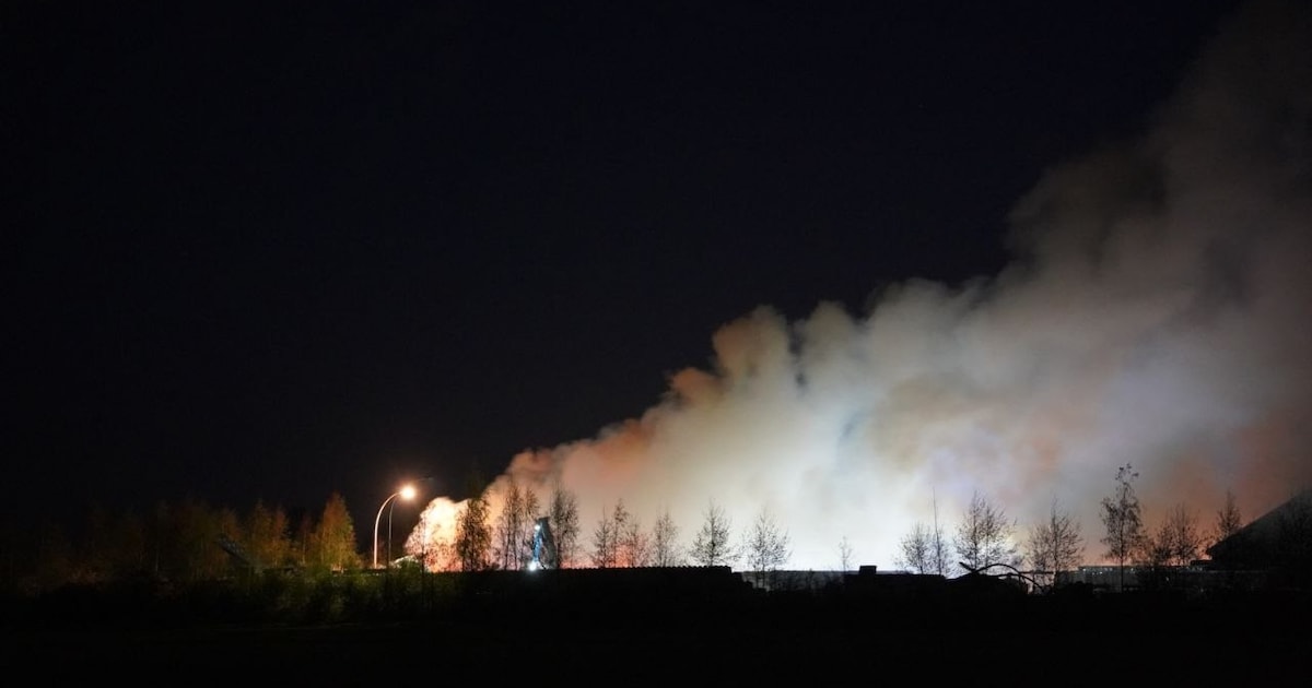 Brandweer heeft slang van 2 kilometer nodig om berg afvalhout te blussen bij Staphorst