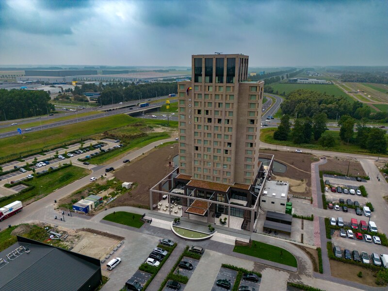 Het vorige jaar geopende Van der Valk-hotel in Lelystad. In de kelder moet een casino komen.