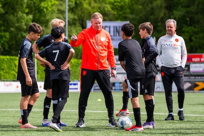 Ineens staat de bondscoach op een trainingsveld in Ermelo: ‘Dat was zwaarder dan gedacht, zeg’