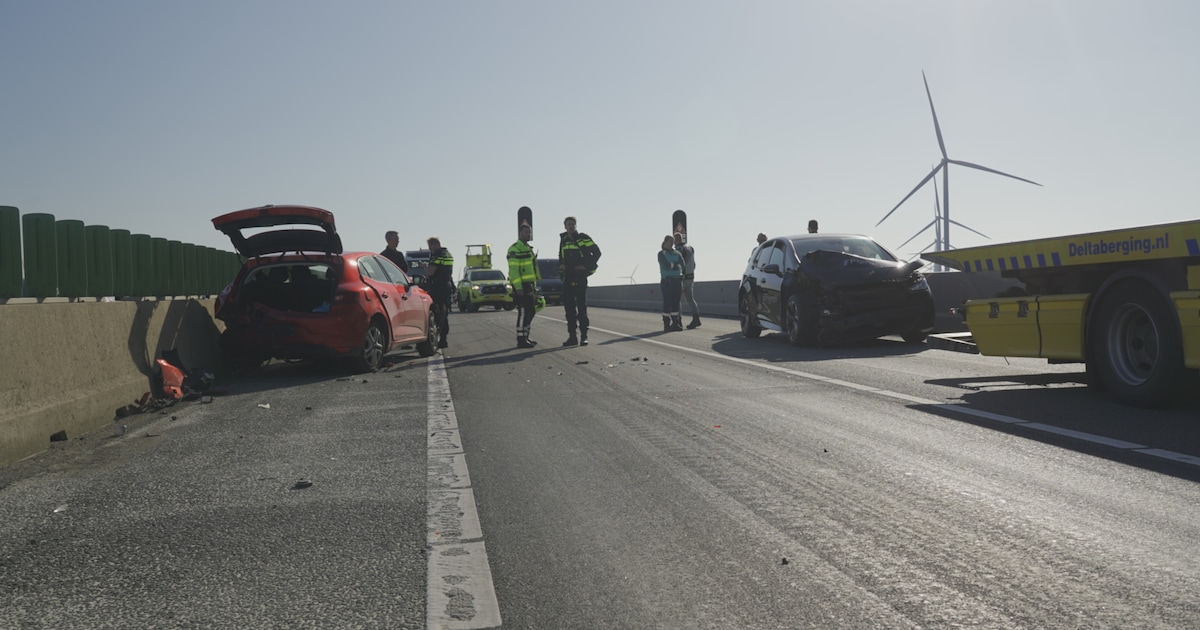 Twee auto’s in botsing op de Ketelbrug bij Swifterbant: A6 richting Emmeloord afgesloten