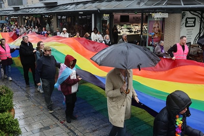 Voorzitter Sher wordt bespuugd en bijna aangereden tijdens haar eerste Pridewalk: ‘Liefde is geen di