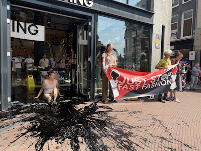 Activist wil worden veroordeeld voor dumpen van 120 liter zwarte verf, maar er is één klein probleem