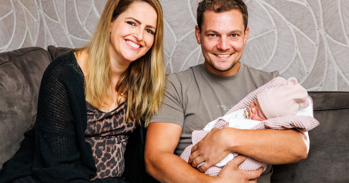 Vrienden hangen bijna 2 kilometer roze vlaggetjes op, van de plek waar baby Julia verwekt is tot haa