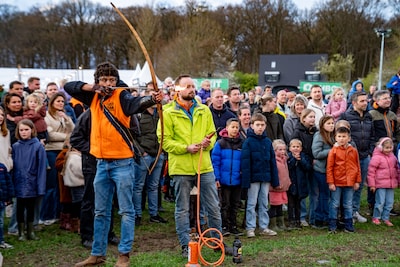 Hapjes en drankjes, muziek, veel vlammen en mooie foto’s: paasvuren brengen honderden mensen samen
