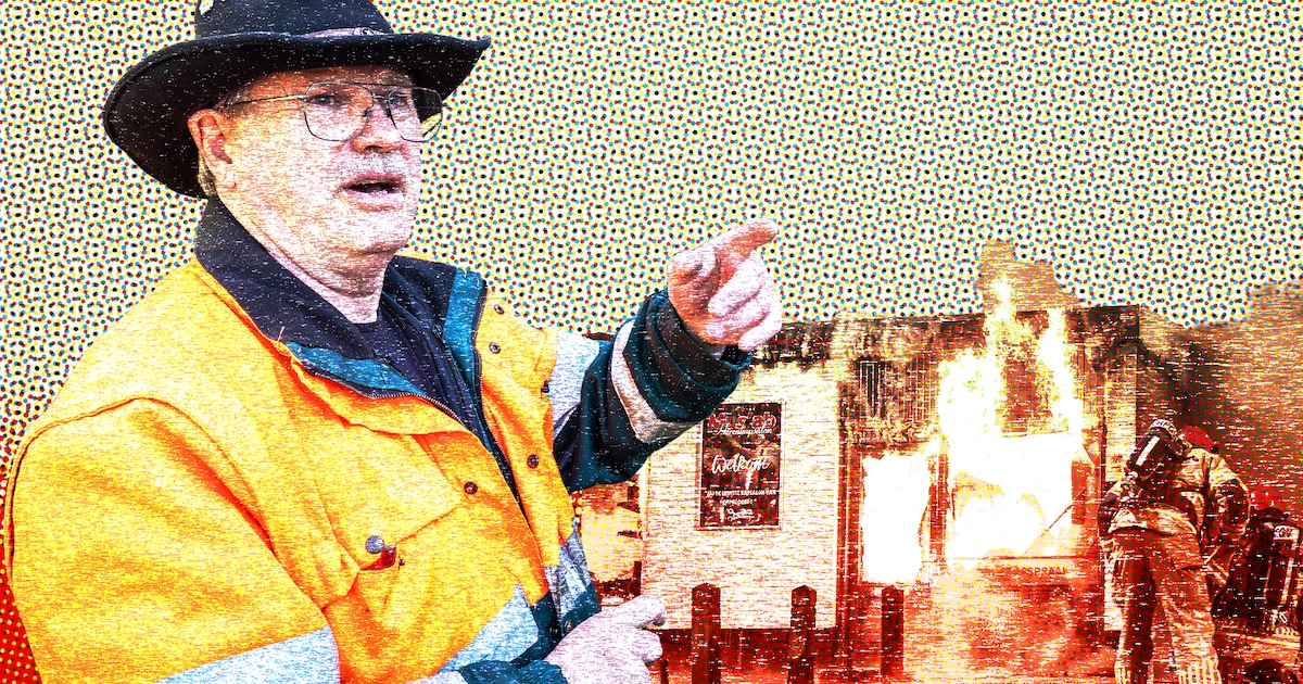Frank ruikt rook in Emmeloord, kijkt uit zijn raam en rent direct de straat op om zijn buren wakker 