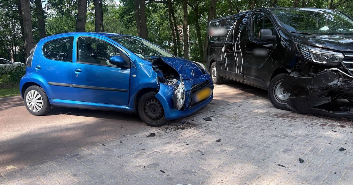 Auto en bestelbus klappen op elkaar bij inrit camping in Stegeren
