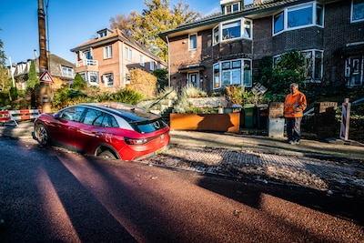 Telefoontje op werk voor Maarten: zijn rode Volkswagen verdwijnt langzaam in de grond