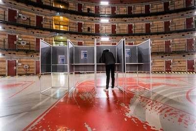 Stem in een trolleybus of gluur in 't gevang: 9 x bijzondere stembureaus in Arnhem