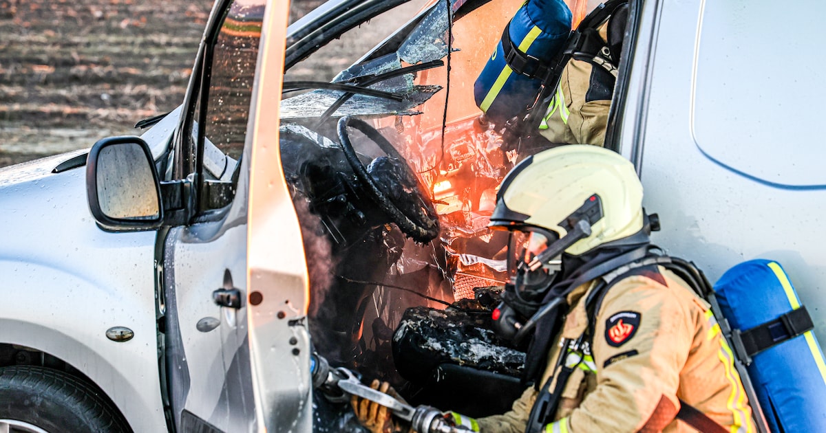 Busje vat vlam tijdens rit in Erica, inzittenden ongedeerd