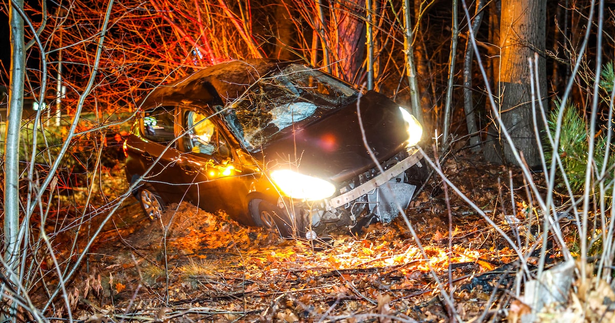 Auto over de kop op de Rondweg in Emmen