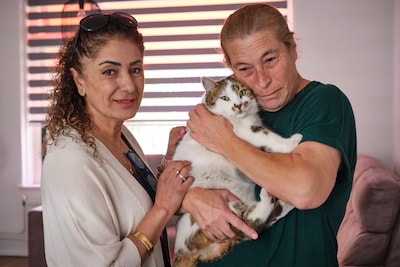 Ayse adopteerde aardbevingskat uit Turkije, maar krijgt twee jaar later opeens gepeperde rekening